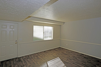 Pine Terrace Townhouses in North Salt Lake, UT - Building Photo - Interior Photo