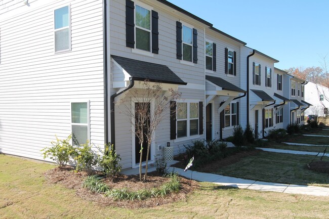 108 S Dorsett St in Oakboro, NC - Foto de edificio - Building Photo