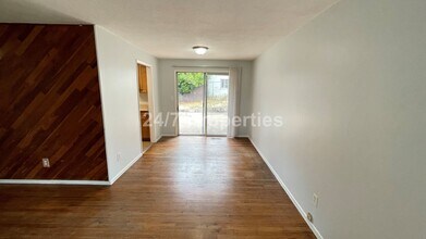 3029 SE Swain Ave in Milwaukie, OR - Foto de edificio - Building Photo