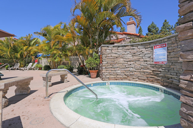 Hourglass Park Apartments in San Diego, CA - Foto de edificio - Building Photo