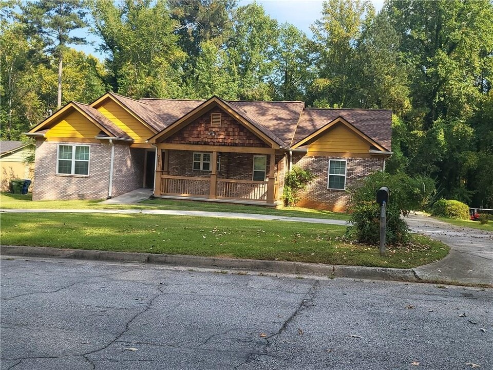 3873 King Edward Trail SW in Atlanta, GA - Building Photo