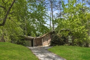 2432 Woodacres Rd NE in Atlanta, GA - Building Photo