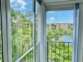 8897 Fontainebleau Blvd in Miami, FL - Building Photo - Building Photo