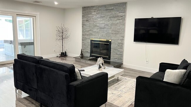 11405 Central Dr W in Carmel, IN - Foto de edificio - Building Photo