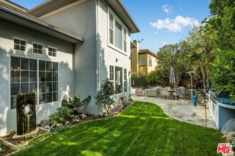 6810 Altamor Dr, Unit 531 in Los Angeles, CA - Building Photo - Building Photo