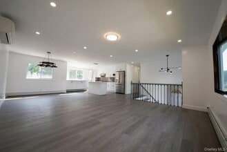 61 Beaumont Dr in Plainview, NY - Building Photo - Building Photo