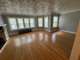 7931 S Manistee Ave, Unit 2N in Chicago, IL - Building Photo