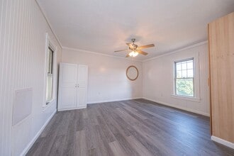 1027 Hiland Ave in Coraopolis, PA - Building Photo - Building Photo