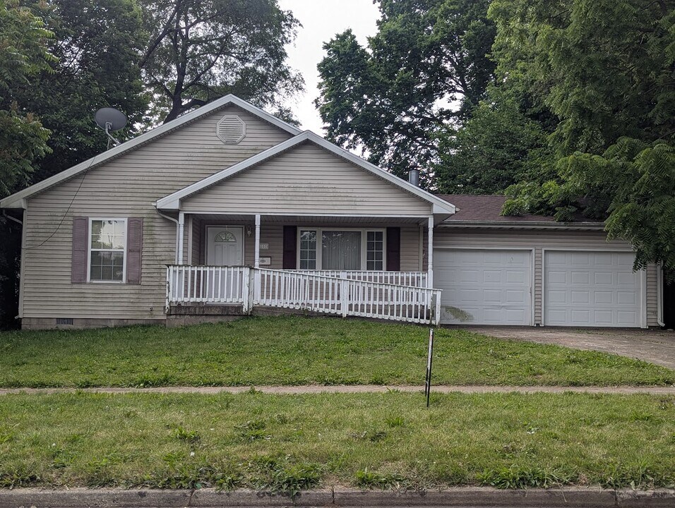 107 E Church St in Champaign, IL - Building Photo