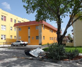 945 SW 4th St in Miami, FL - Building Photo - Building Photo