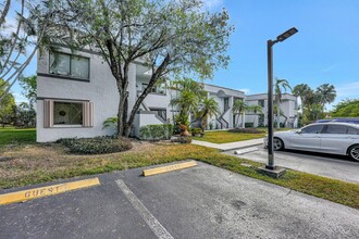 159 Lakeview Dr in Weston, FL - Building Photo - Building Photo