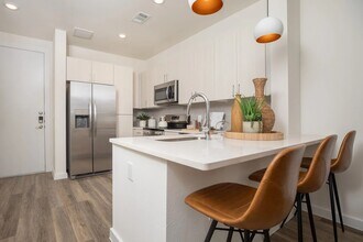 1690 North Loop in Houston, TX - Foto de edificio - Building Photo