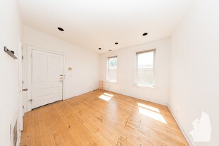 2318 N Southport Ave, Unit 1F in Chicago, IL - Building Photo