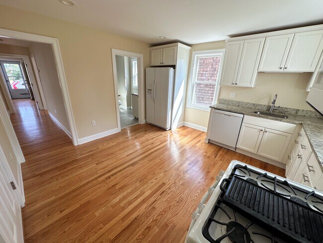 13 Aubin St, Unit 3 in Amesbury, MA - Foto de edificio - Building Photo