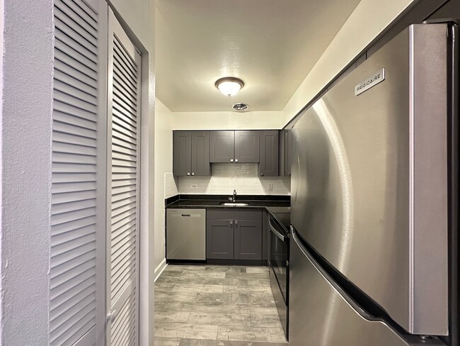 3825 N Pine Grove Ave in Chicago, IL - Building Photo - Building Photo