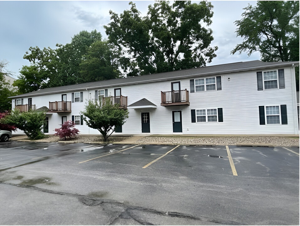 6th St Apartments in Charleston, IL - Foto de edificio