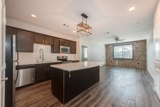 Thomas Park Lofts in College Station, TX - Foto de edificio - Building Photo