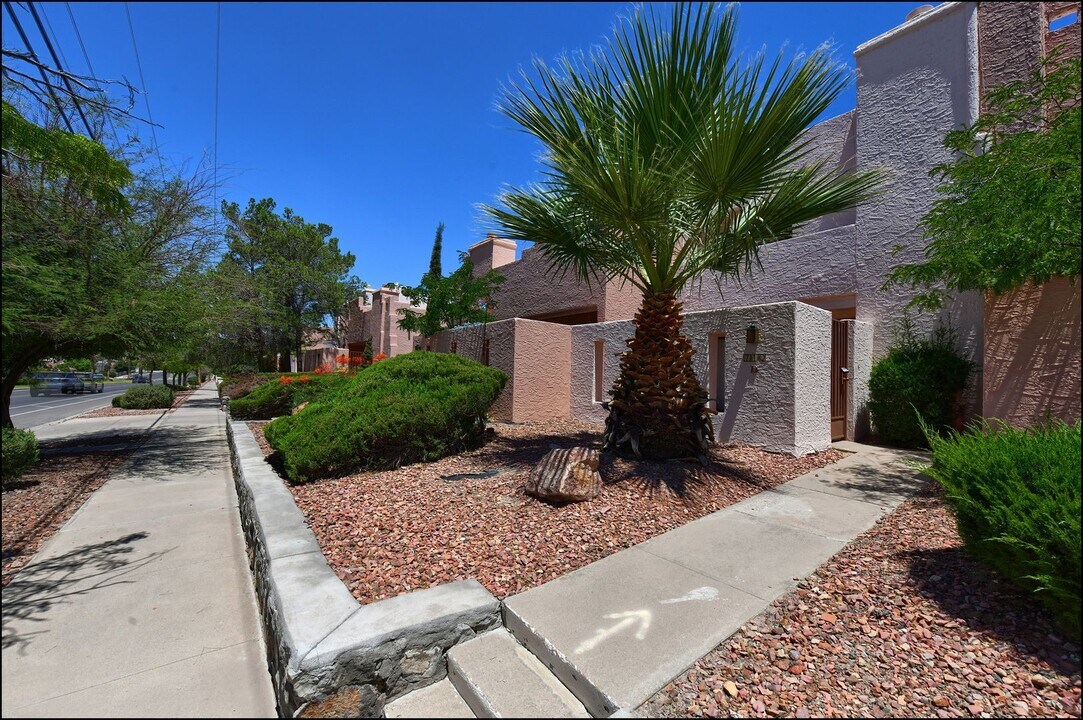 710 N Resler Dr in El Paso, TX - Building Photo