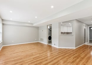 902 Plymouth Rd in North Brunswick, NJ - Building Photo - Building Photo