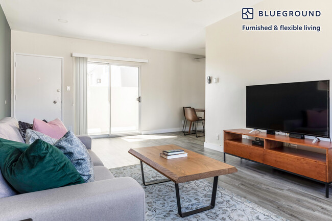 11645 Gorham Ave, Unit FL3-ID253 in Los Angeles, CA - Foto de edificio - Building Photo