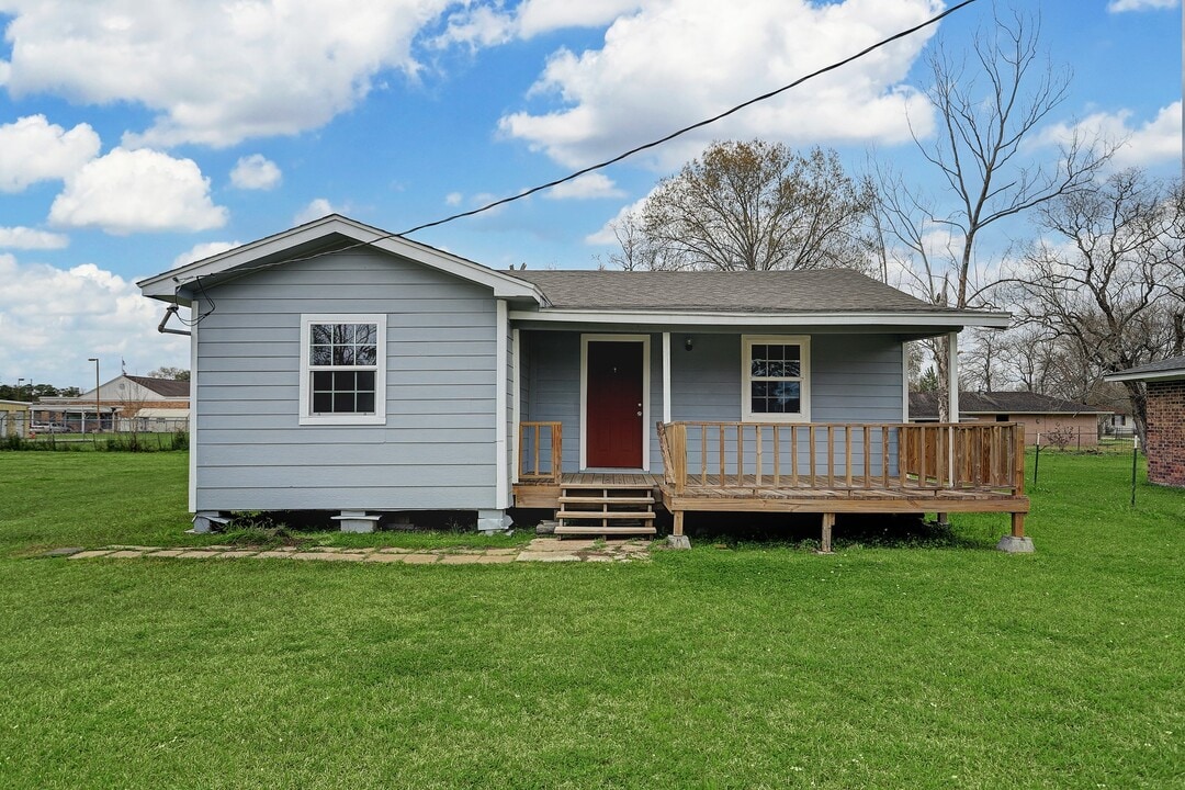 1210 Glendale St in Dayton, TX - Building Photo