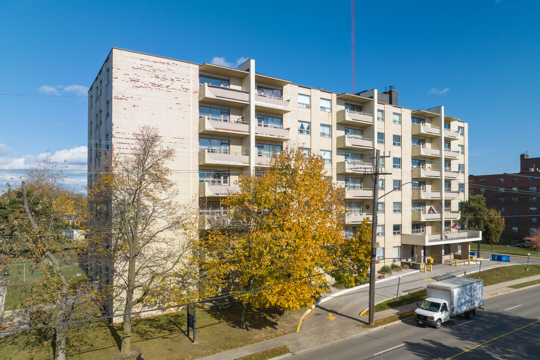 Wilshire East in Hamilton, ON - Building Photo