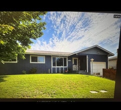 1103 Carriage Square Dr in Grandview, WA - Building Photo - Building Photo