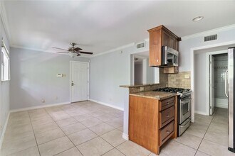 407 E 45th St, Unit 211 in Austin, TX - Foto de edificio - Building Photo