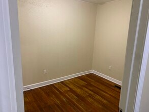 930 W Poplar St, Unit A in Springfield, MO - Building Photo - Building Photo