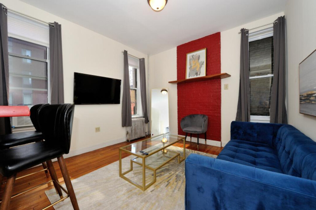 7 E 91st St in New York, NY - Building Photo