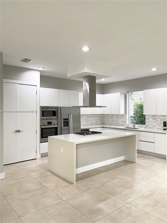 10061 NW 75th St in Doral, FL - Building Photo