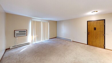 109 E Cedar St in Brandon, SD - Foto de edificio - Building Photo