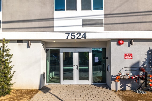 Beautiful and Spacious 1 bed/1 bath Apartment ~ Comes with Appliances, All Utilities Included, No... in Los Angeles, CA - Foto de edificio - Building Photo