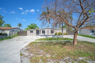 17911 NW 82nd Ave in Hialeah, FL - Foto de edificio - Building Photo
