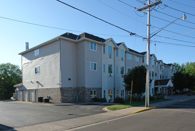 Uptown Maple Commons in North Branch, MN - Building Photo - Building Photo