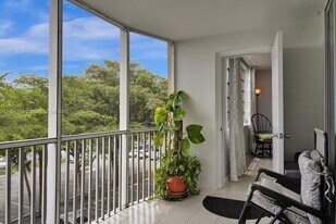 2-1782 NE 191st St in Miami, FL - Building Photo
