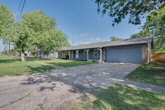208 W. Fourth St. in Justin, TX - Building Photo - Building Photo