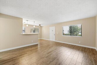 3300 Fox Chase Cir in Palm Harbor, FL - Foto de edificio - Building Photo