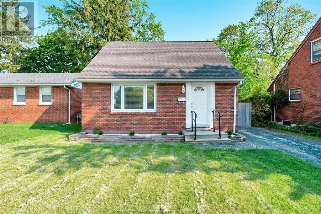 6633 Wyandotte St E in Windsor, ON - Building Photo