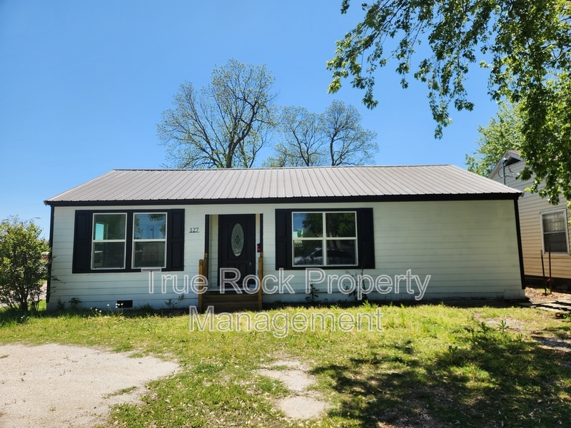 127 E 3rd St in Ada, OK - Building Photo