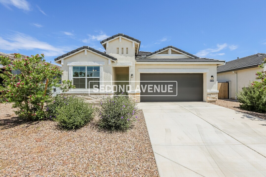 18360 W Artemisa Ave in Surprise, AZ - Foto de edificio