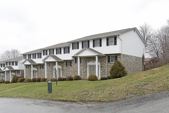 Trotwood Manor in New Stanton, PA - Foto de edificio - Building Photo