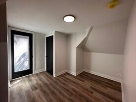 128 Wentworth St N in Hamilton, ON - Building Photo