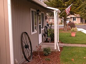 Riverside Terrace in Sheridan, OR - Foto de edificio