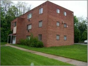 Wolf's Cove Apartments in Bedford, OH - Building Photo - Building Photo