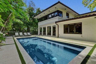 5735 N Bay Rd in Miami Beach, FL - Building Photo