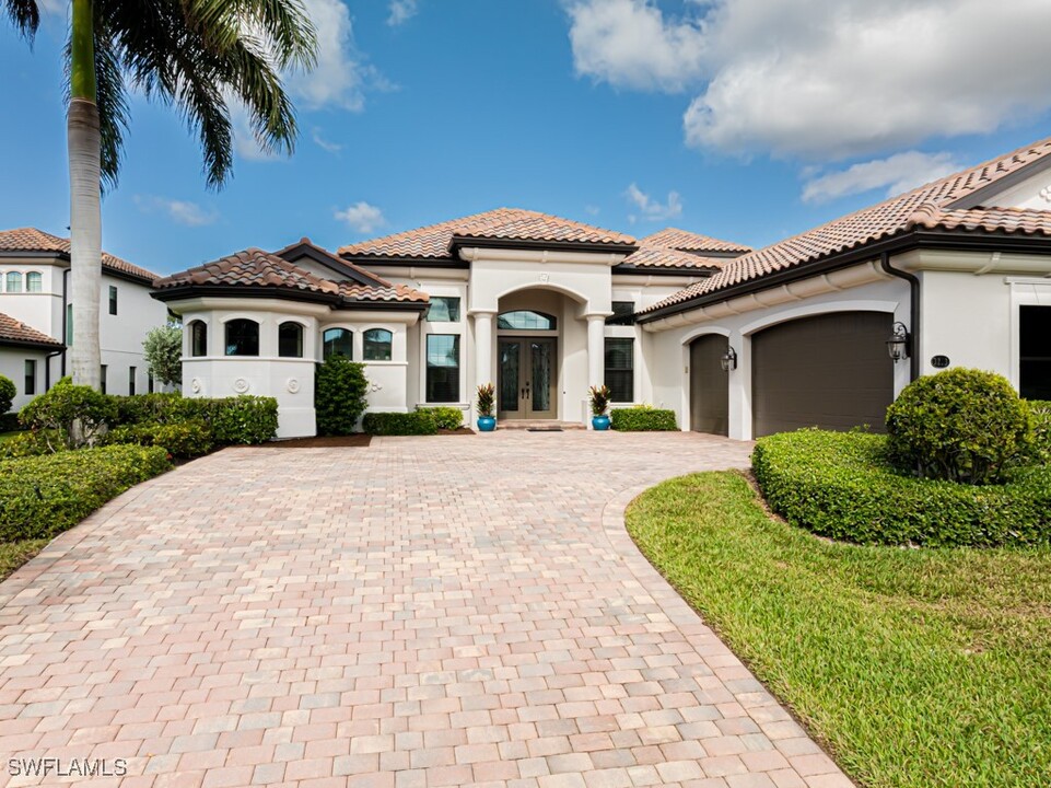 3273 Runaway Ln in Naples, FL - Building Photo