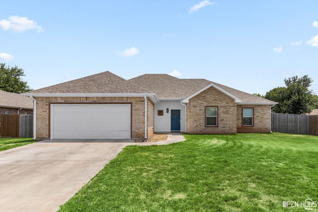 325 Driftwood Dr in Wichita Falls, TX - Building Photo