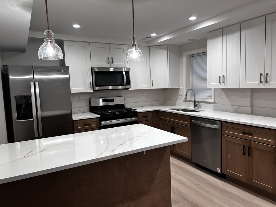 7356 N Harlem Ave in Chicago, IL - Building Photo