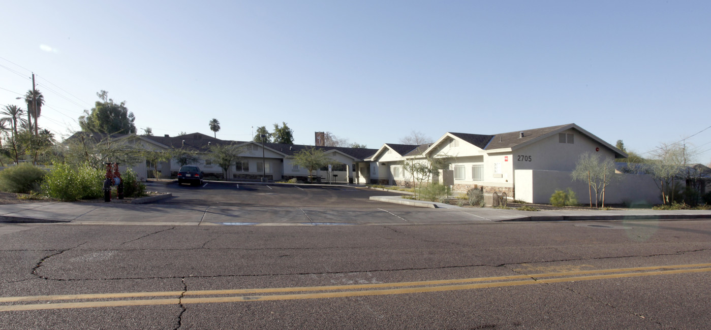 Orangewood Luxury Apartments in Phoenix, AZ - Building Photo